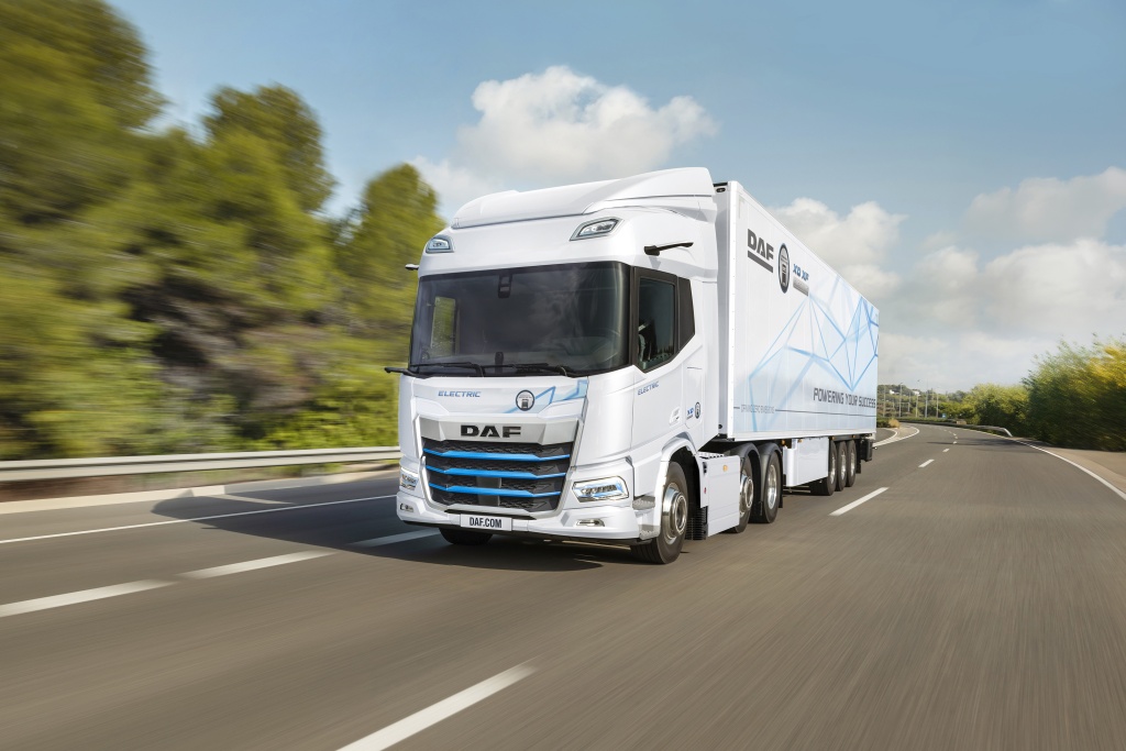 DAF-expands-range-of-electric-trucks-04.jpg