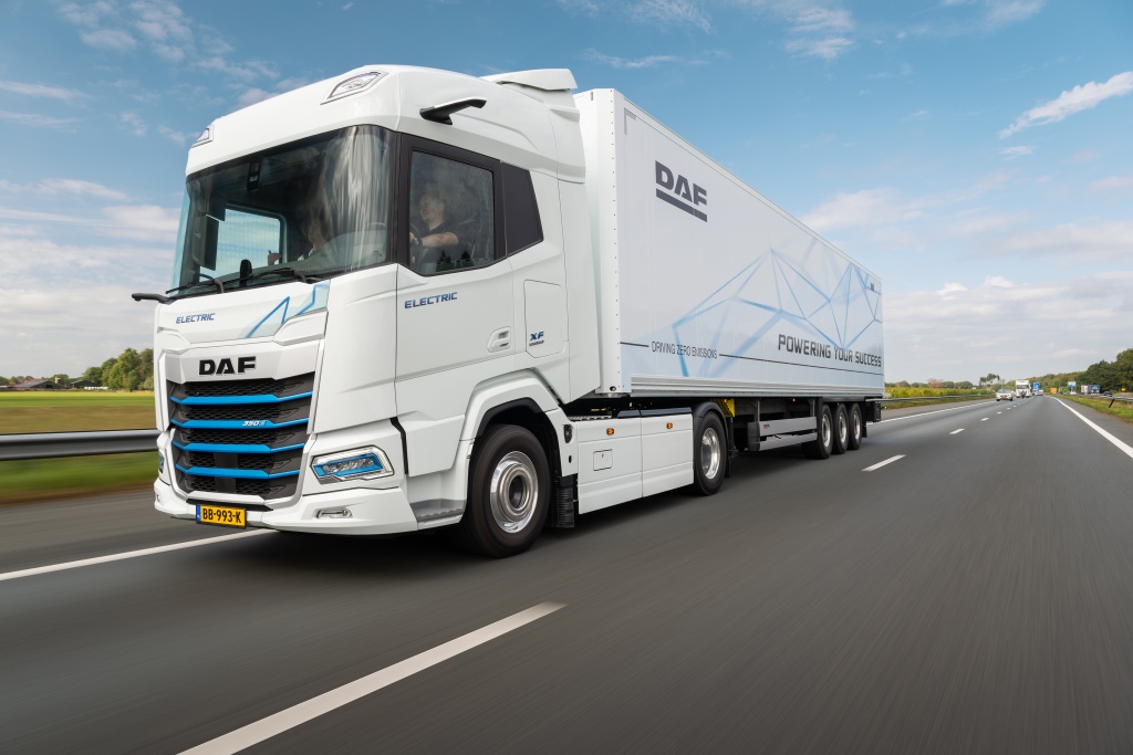 DAF-XF-Electric-awarded-Eco-Friendly-Truck-of-the-Year-02.jpg
