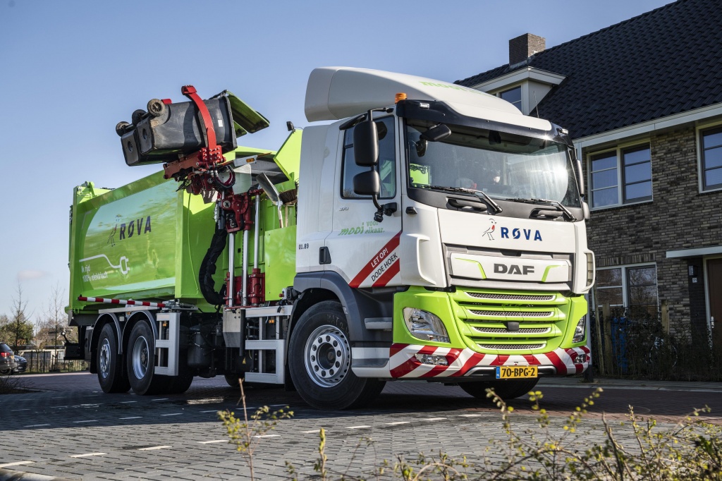 First-DAF-CF-Electric-refuse-collection-truck-delivered-to-ROVA-02.jpg
